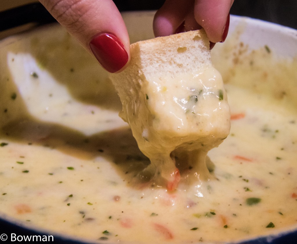 bread dipped in fondue 20151224-_MG_3574.CR2